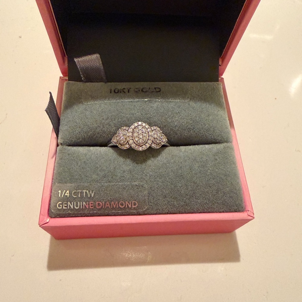 10K White Gold Three-Cluster Oval Halo Diamond Ring .25ct - Picture 7 of 7